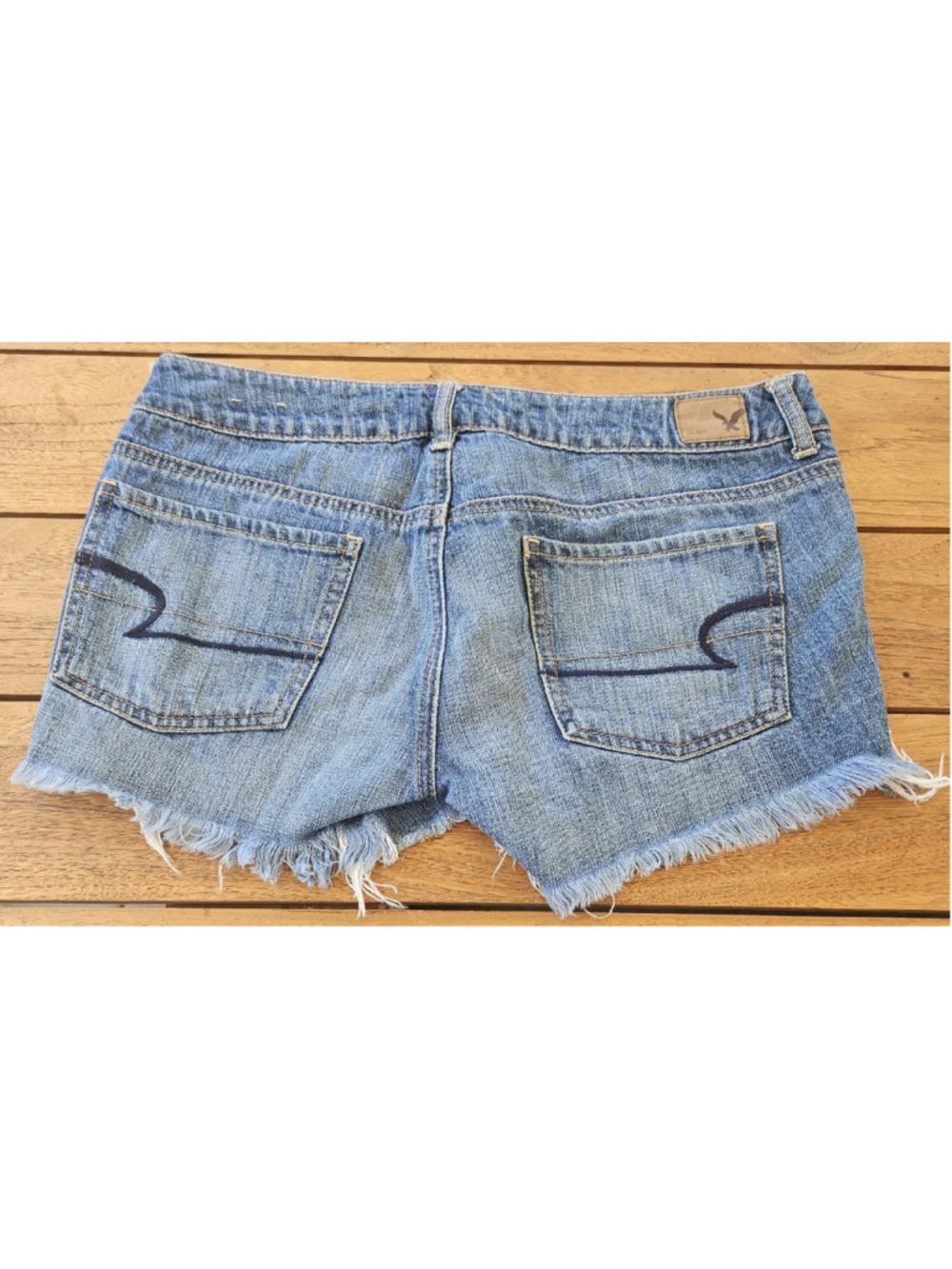 American Eagle Floral Embroidered Distressed Denim Cutoff Shorts Size 8 - Picture 2 of 5